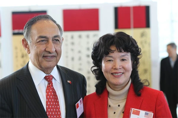 Chairman Zhou Fang went to the U.S. to exchange with Dr. Farahi, President of Kenyon University. Chairman Zhou Fang went to the U.S. to exchange with Dr. Farahi, President of Kenyon University.
