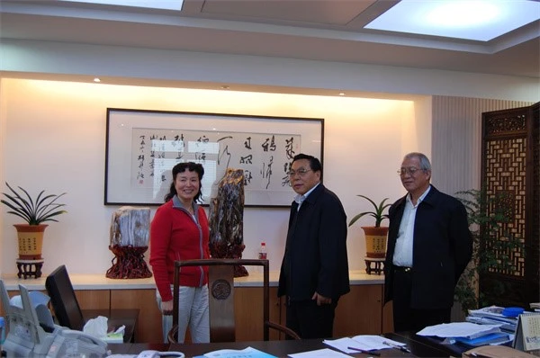 Chief Scientist of China's Moon Landing Programme and Secretary General of the Chinese Academy of Sciences discusses the strange stones with Chairman Zhou Fang Chief Scientist of China's Moon Landing Programme and Secretary General of the Chinese Academy of Sciences discusses the strange stones with Chairman Zhou Fang