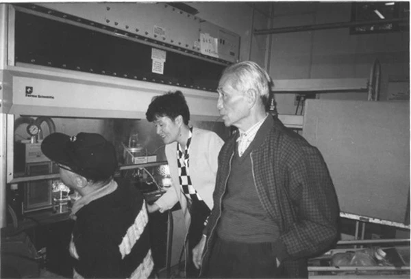 Chairman Fang Zhou discusses gene gun research with researchers from the Institute of Biophysics, Chinese Academy of Sciences, in 1999. Chairman Fang Zhou discusses gene gun research with researchers from the Institute of Biophysics, Chinese Academy of Sciences, in 1999.